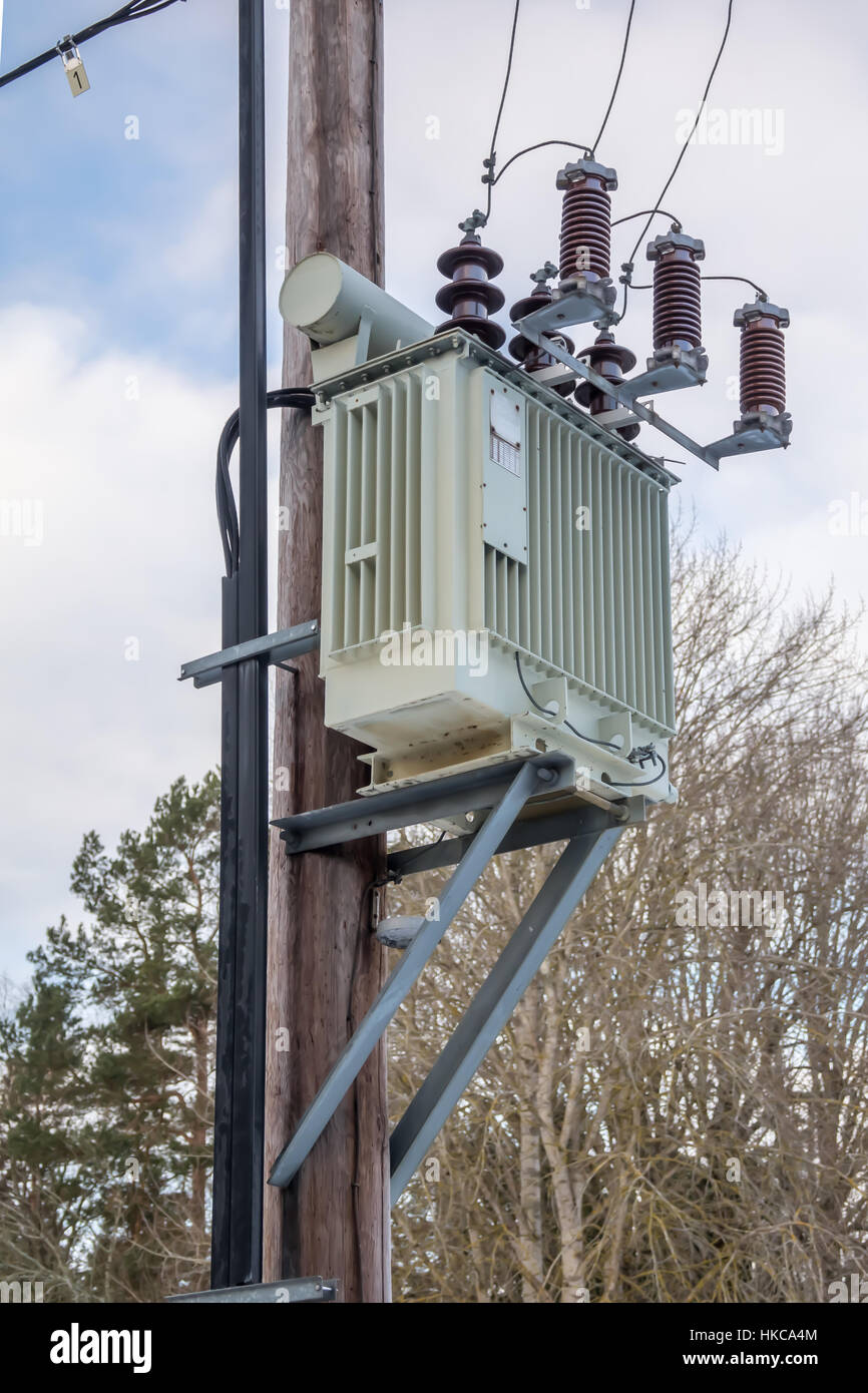 Montaje en poste trifásicos de transformadores de distribución Fotografía  de stock - Alamy