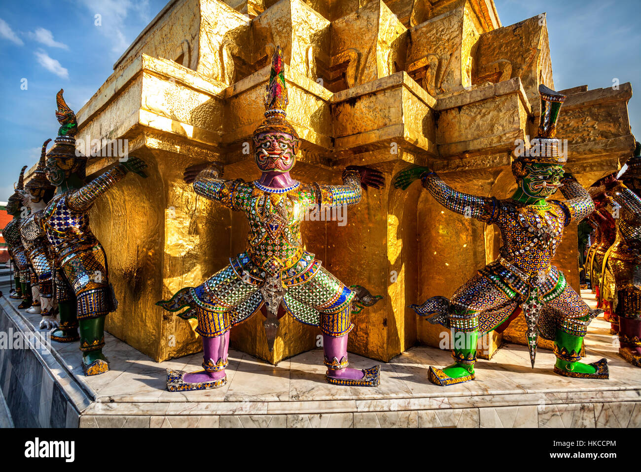 Demon Doradas estatuas apoyo pirámide de Wat Phra Kaew en el Grand Palace en Bangkok, Tailandia Foto de stock