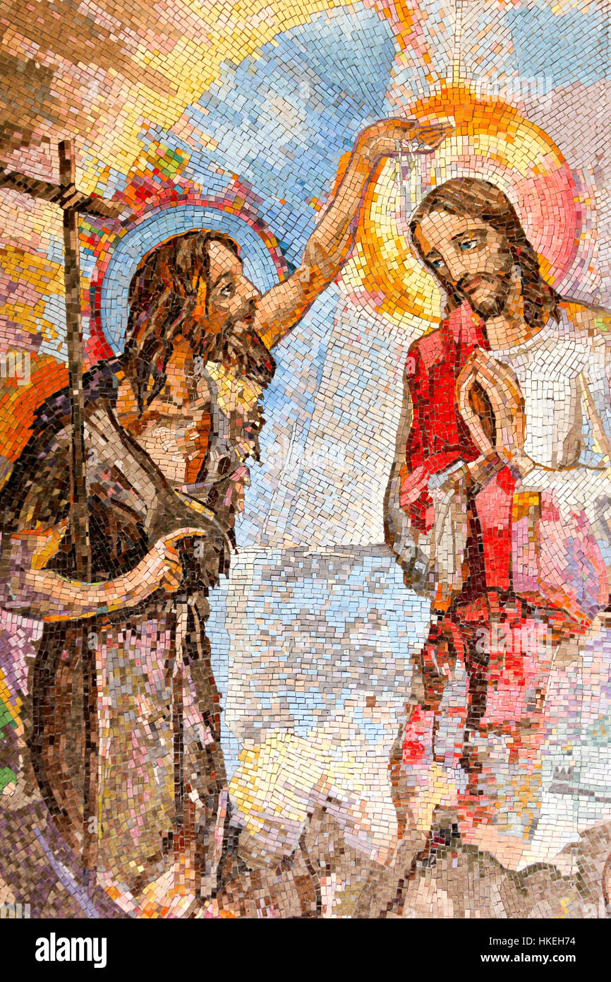 Mosaico del bautismo de Jesús por san Juan el Bautista como el primer misterio luminoso. Foto de stock