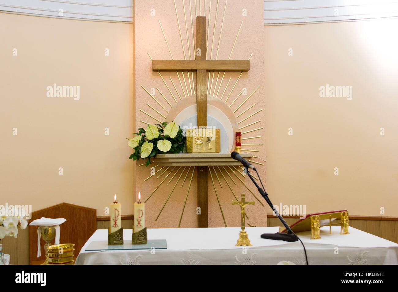 El tabernáculo y el altar con la cruz en la capilla de la adoración. Foto de stock