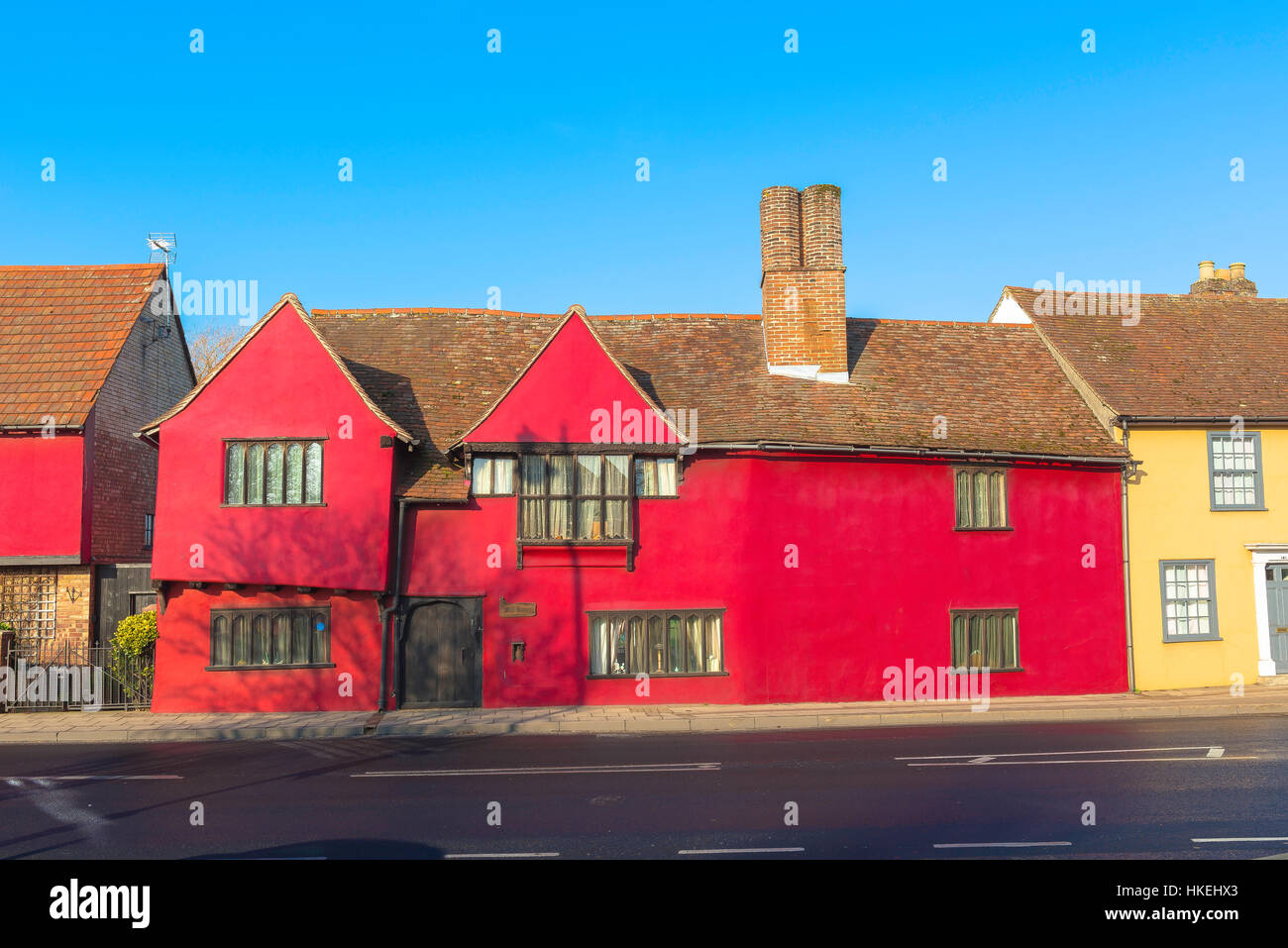 Antigua casa roja, vista de una colorida casa medieval pintada de rojo en Sudbury, Suffolk, East Anglia, Reino Unido. Foto de stock