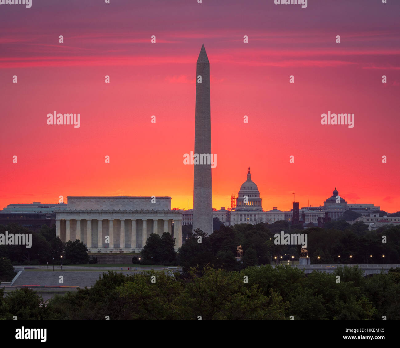 El resplandor de un sol naciente detrás del Capitolio Foto de stock