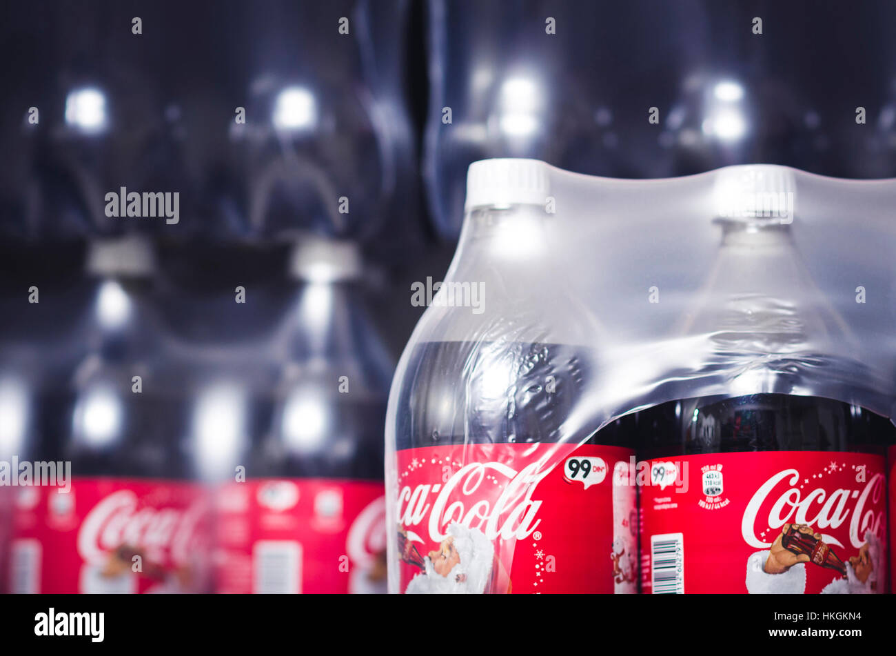 Botella plástica de coca cola fotografías e imágenes de alta resolución ...