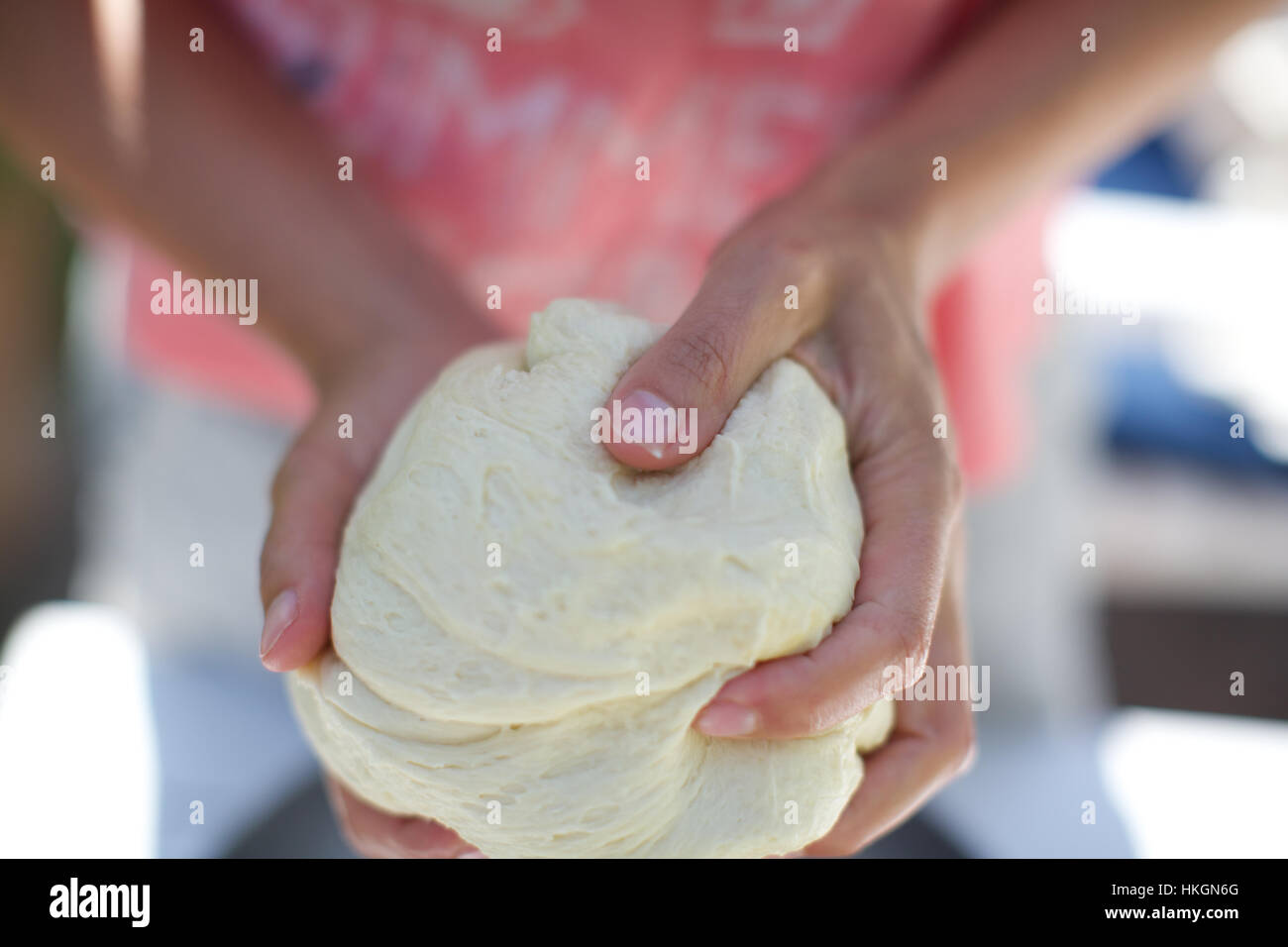 Mujer amasar la masa. la harina, casero, las manos, los alimentos. Foto de stock