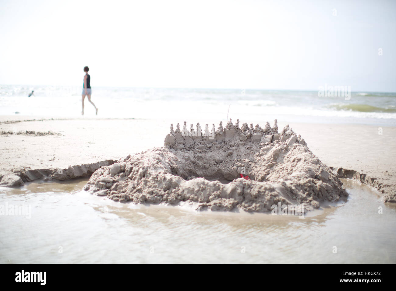 Castillo de arena en la playa el agua, la tranquilidad, el mar, la mujer. Foto de stock