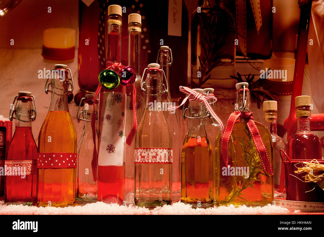Botellas de aceites de cocina Lakeland Mostrar ventana de Navidad Foto de stock