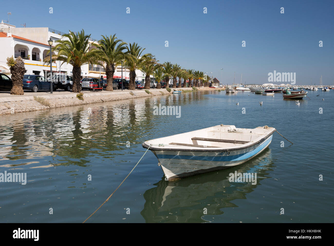 Paseo marítimo cubierto de palmeras de pueblo pesquero conocido como capital de pulpo (capital do polvo), Santa Luzia, Algarve, Portugal, Europa Foto de stock