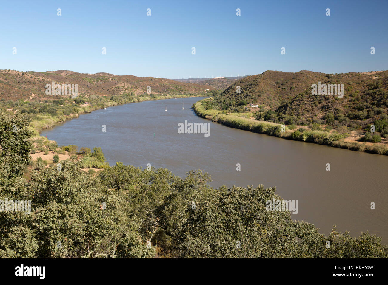 Rio Guadiana mirando hacia Alcoutim village y España, Alcoutim, Algarve, Portugal, Europa Foto de stock