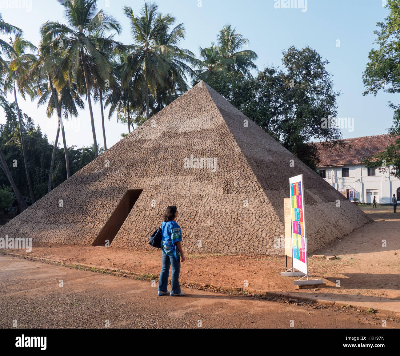 La pirámide de poetas exiliados por Ales Steger en Kochi-Muziris Biennale en India Foto de stock