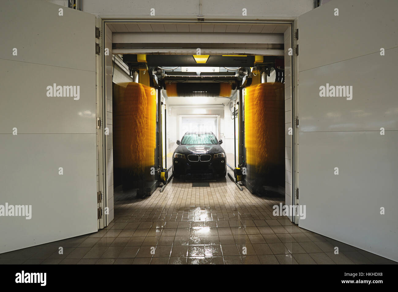 Túnel de lavado con la estación puerta blanca y en coche Foto de stock