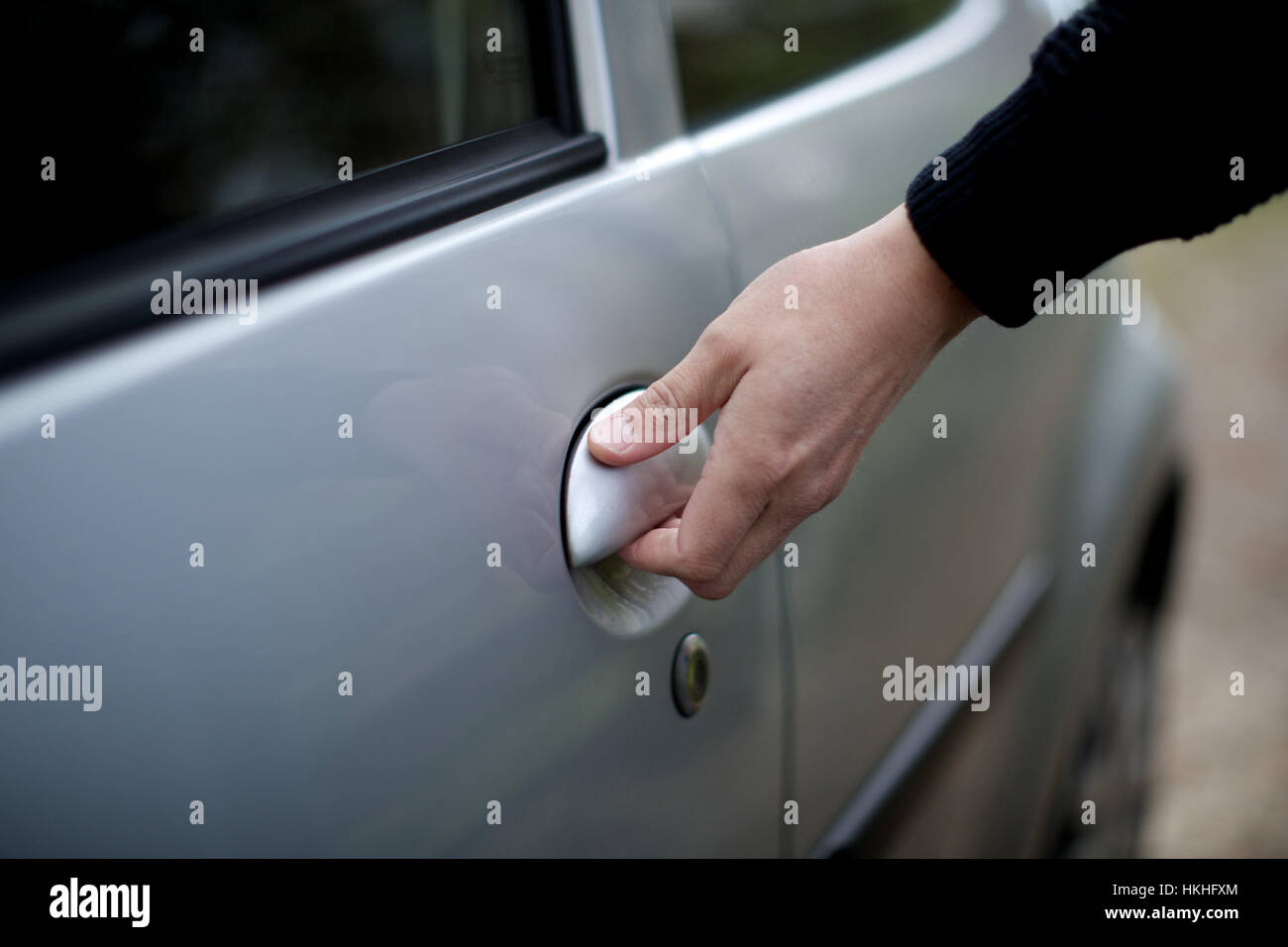La mano humana la apertura de puertas de coches. VEHÍCULO, automóvil, la  manija de la puerta Fotografía de stock - Alamy