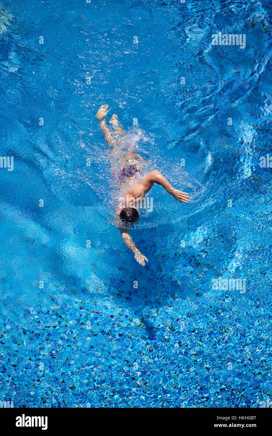 El hombre nadar en la piscina. actividad, deporte, agua, formación. Foto de stock