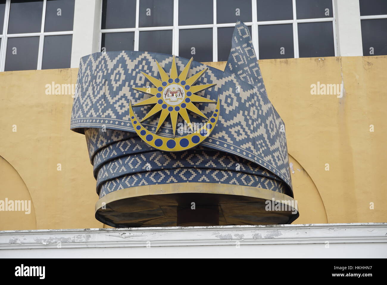 Réplica de tengkolok, un macho malaya tradicional casco, con emblema nacional de Malasia Foto de stock