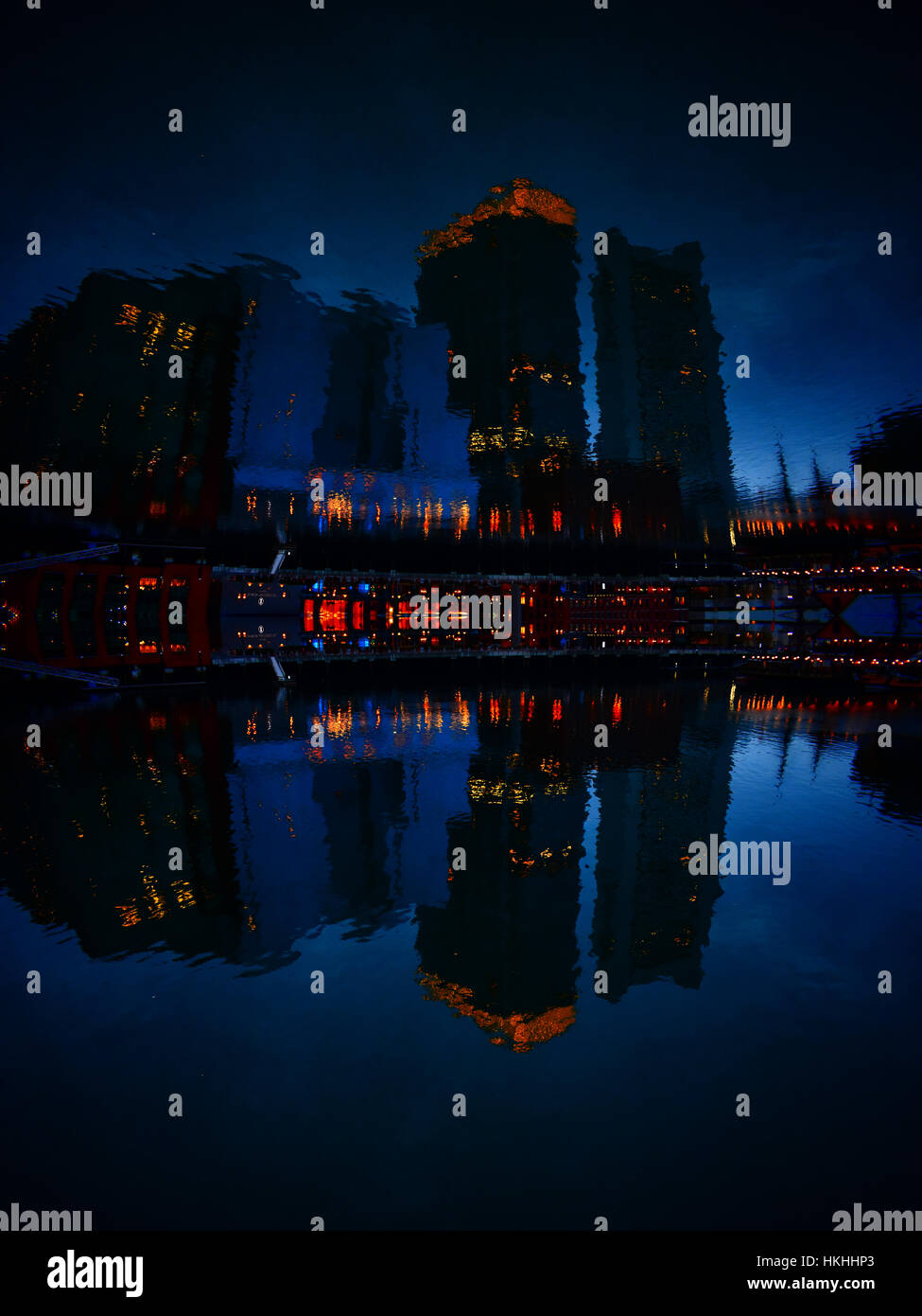 Reflejo de un edificio (nocturna) Foto de stock
