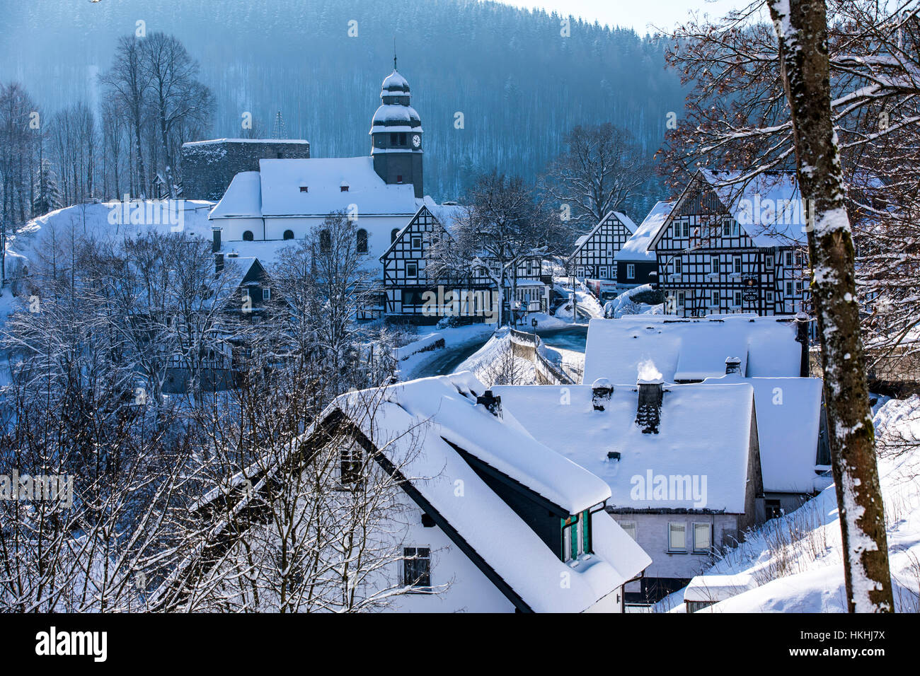 Horario de invierno en el Sauerland, Alemania, zona de bosques cubiertos de nieve, la aldea de Nordenau Foto de stock