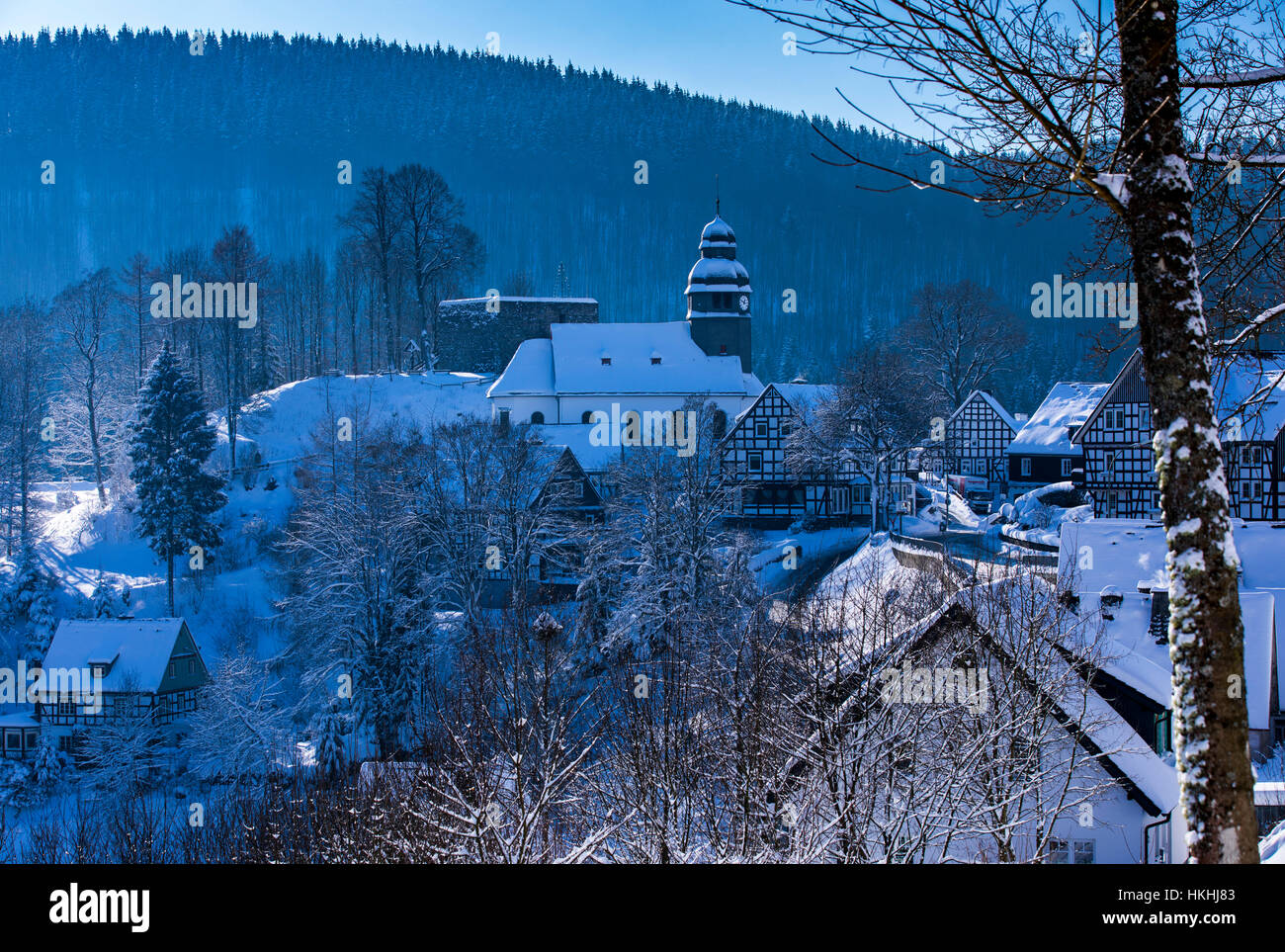 Horario de invierno en el Sauerland, Alemania, zona de bosques cubiertos de nieve, la aldea de Nordenau Foto de stock