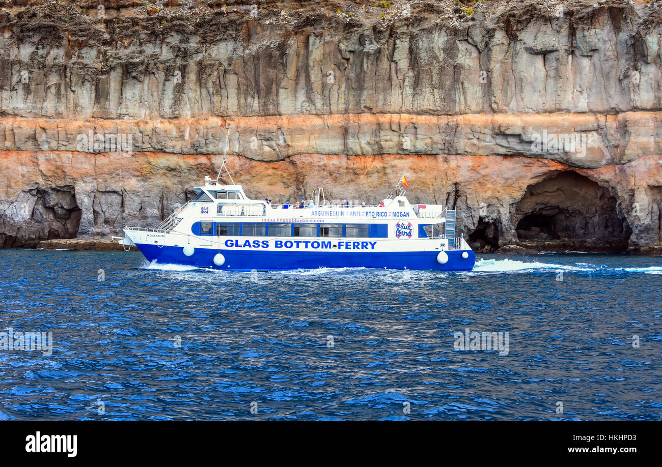 Barco con fondo de cristal entre Puerto Rico y Mogán, Gran Canaria  Fotografía de stock - Alamy