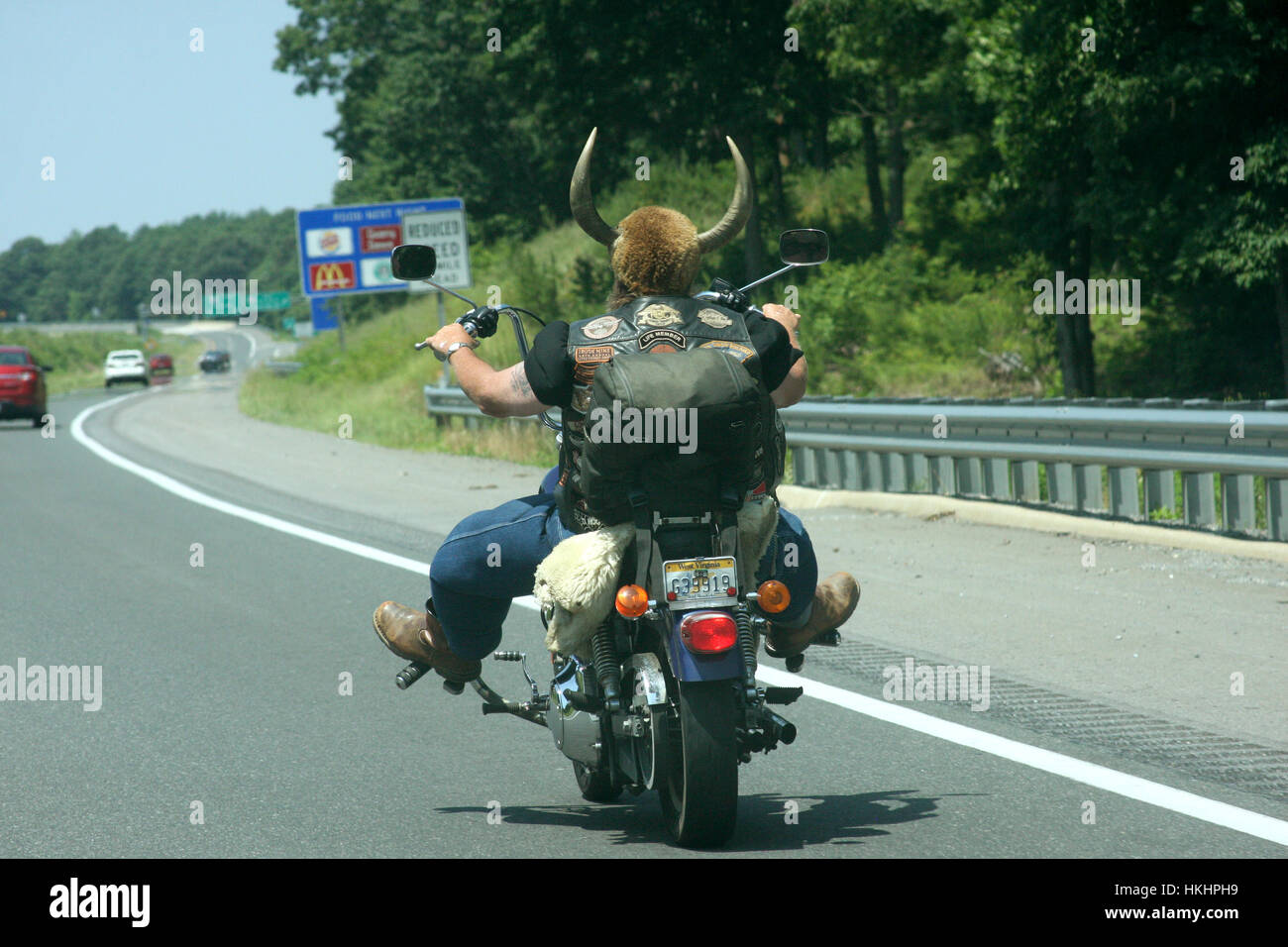 Endoso de motocicleta en la carretera, vistiendo un con cuernos de stock - Alamy