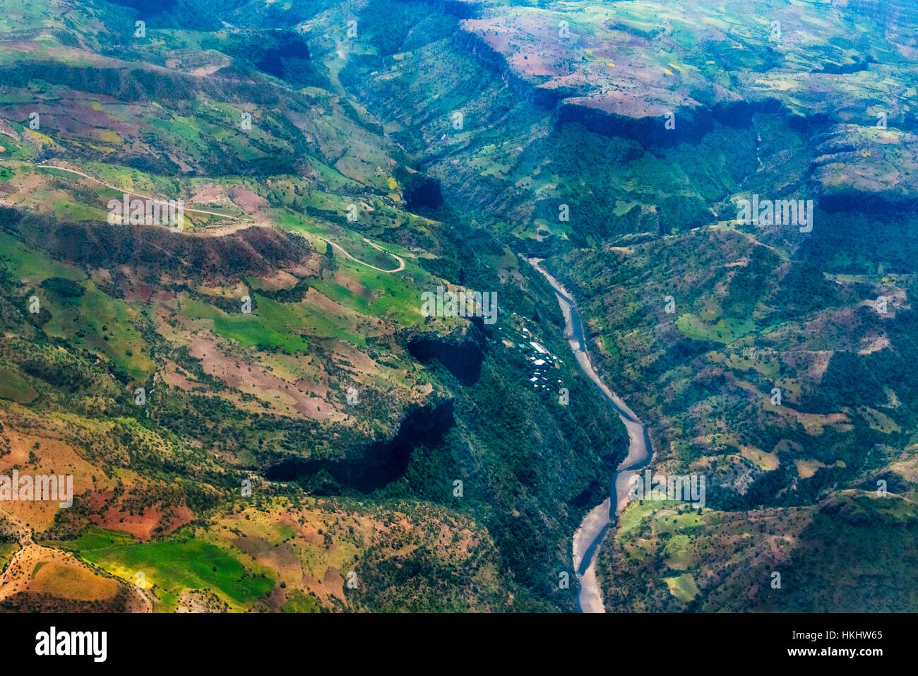 Vista aérea del río a través del cañón, en la montaña, Etiopía Foto de stock