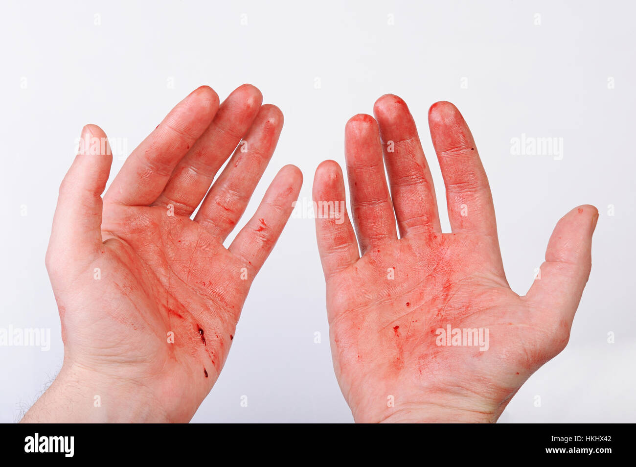 La mano llena de sangre sobre fondo blanco. Foto de stock