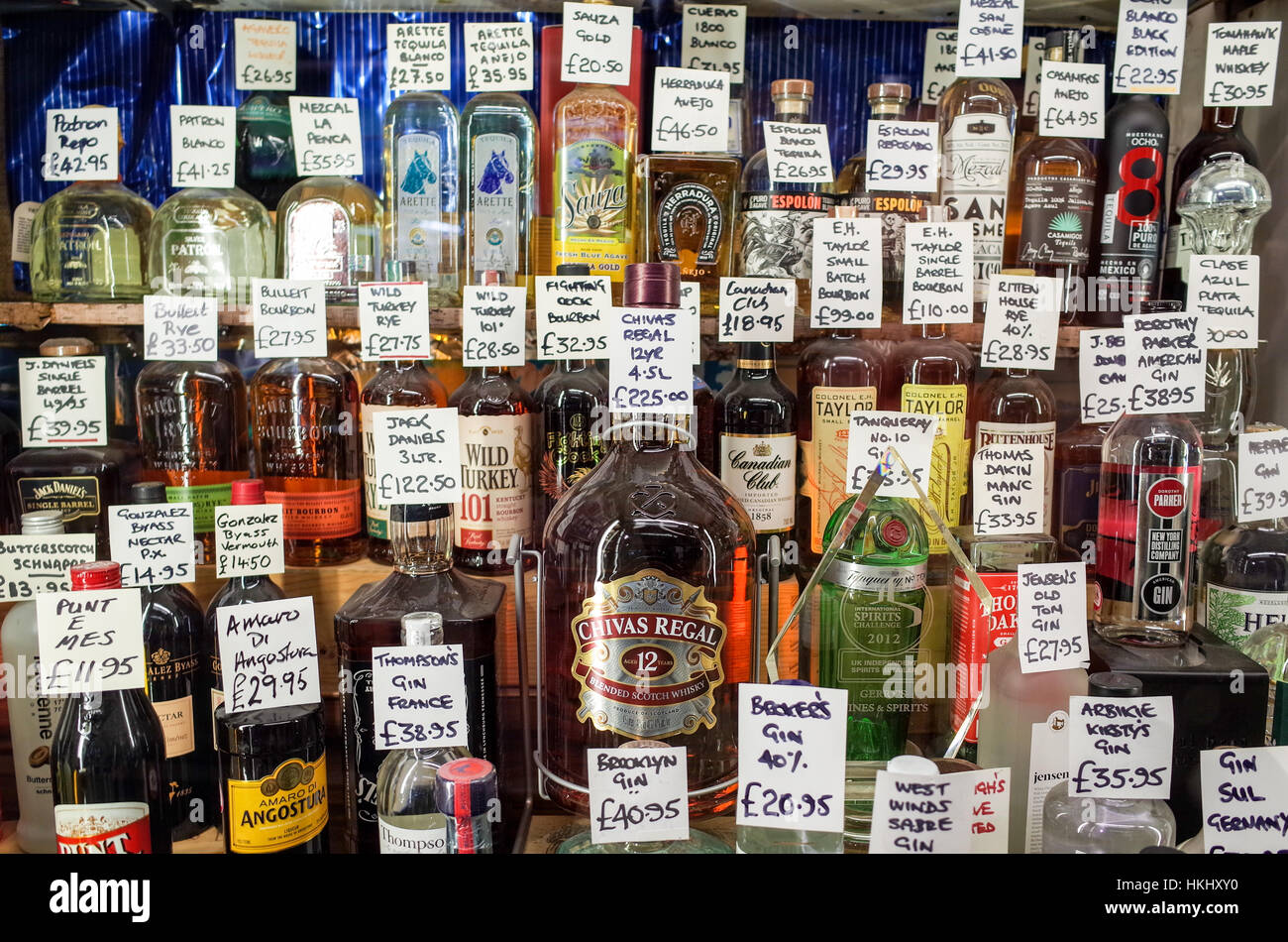 Botellas de bebidas variadas en un escaparate en el Soho, Londres Foto de stock