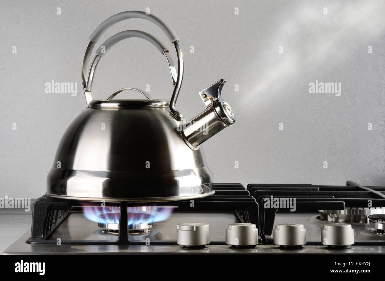 Tetera con agua hirviendo sobre la estufa de gas Fotografía de stock - Alamy