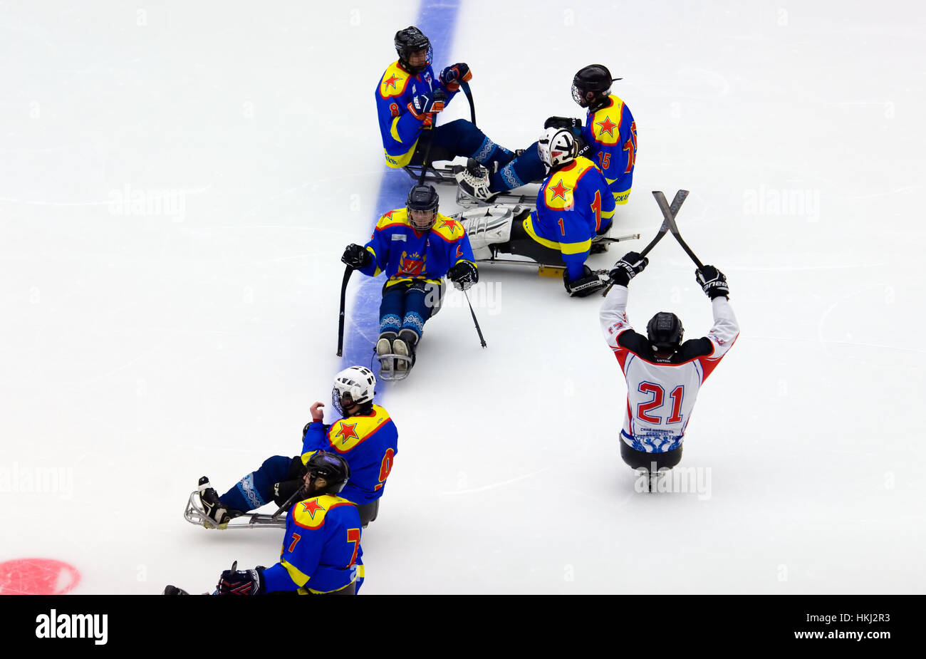 PODOLSK, Rusia - Enero 14, 2017: los jugadores no identificados de Ladoga (azul) y Zvezda (blanco) el equipo de sledge hockey durante juego Vityaz vs AKBars campeonato KHL en Rusia el 14 de enero, 2017 Foto de stock