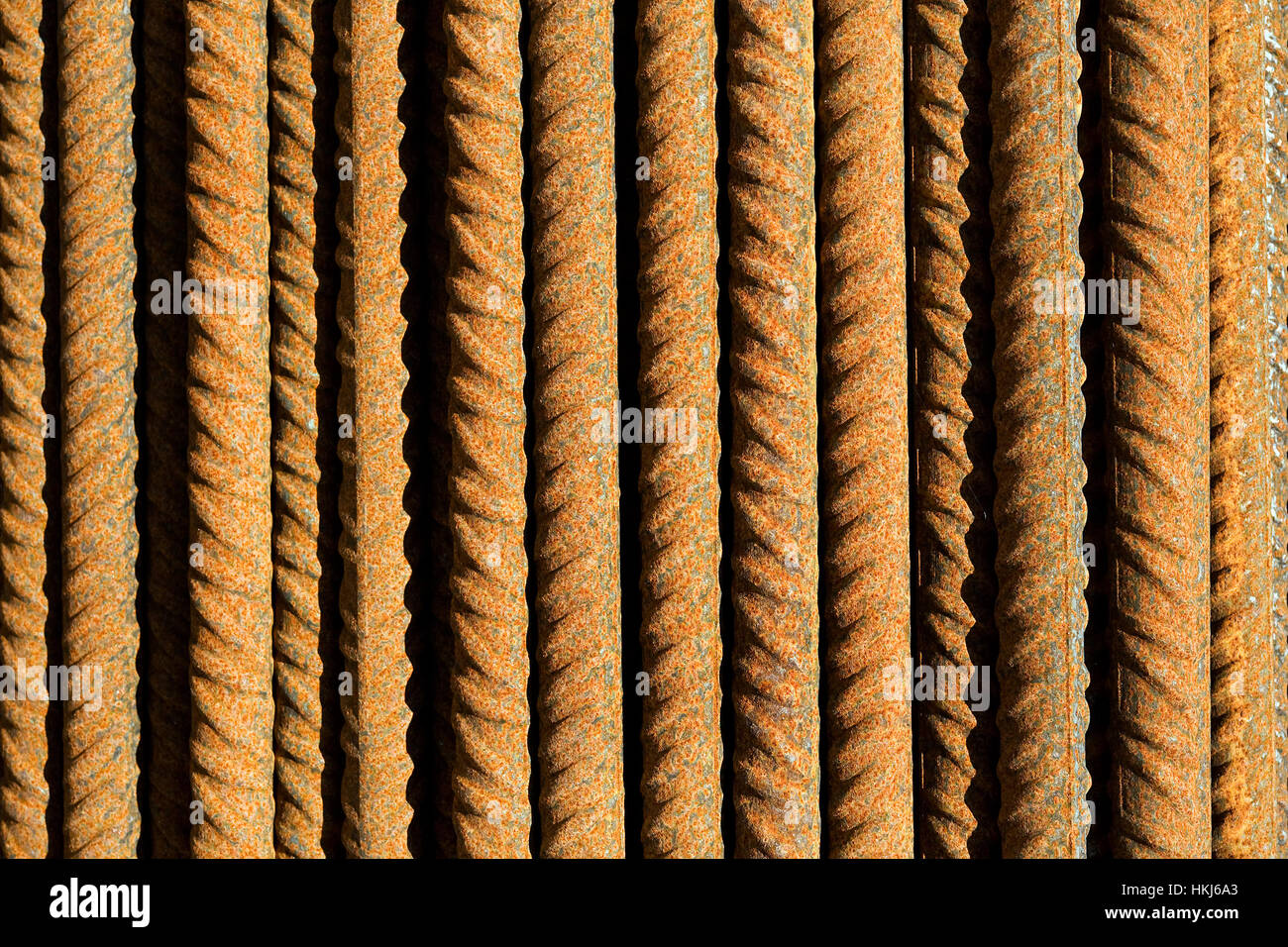 Varillas de acero oxidado orientado paralelo en concepto de fondo solar Foto de stock