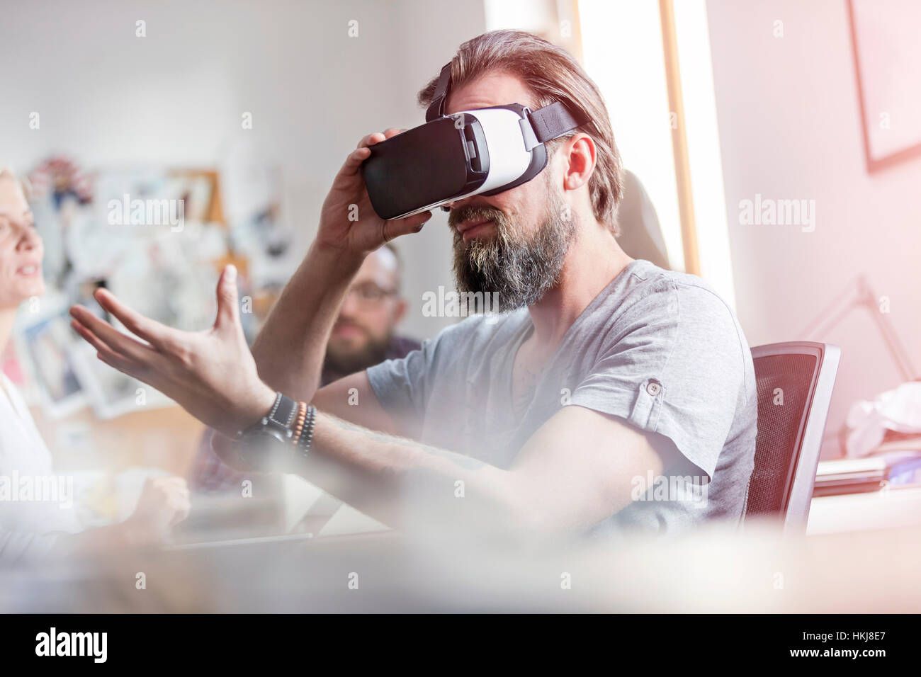 Diseño profesional masculino con simulador de realidad virtual gafas en Office Foto de stock