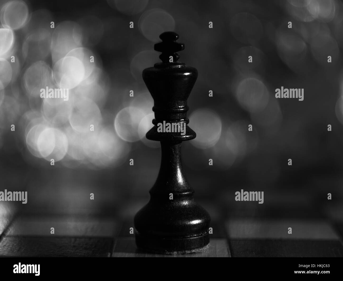 El rey negro de ajedrez con gran fundamento Foto de stock