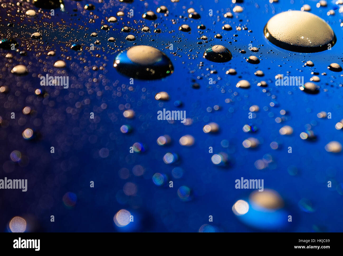 Resumen de gotas de agua en la pantalla iluminada Foto de stock