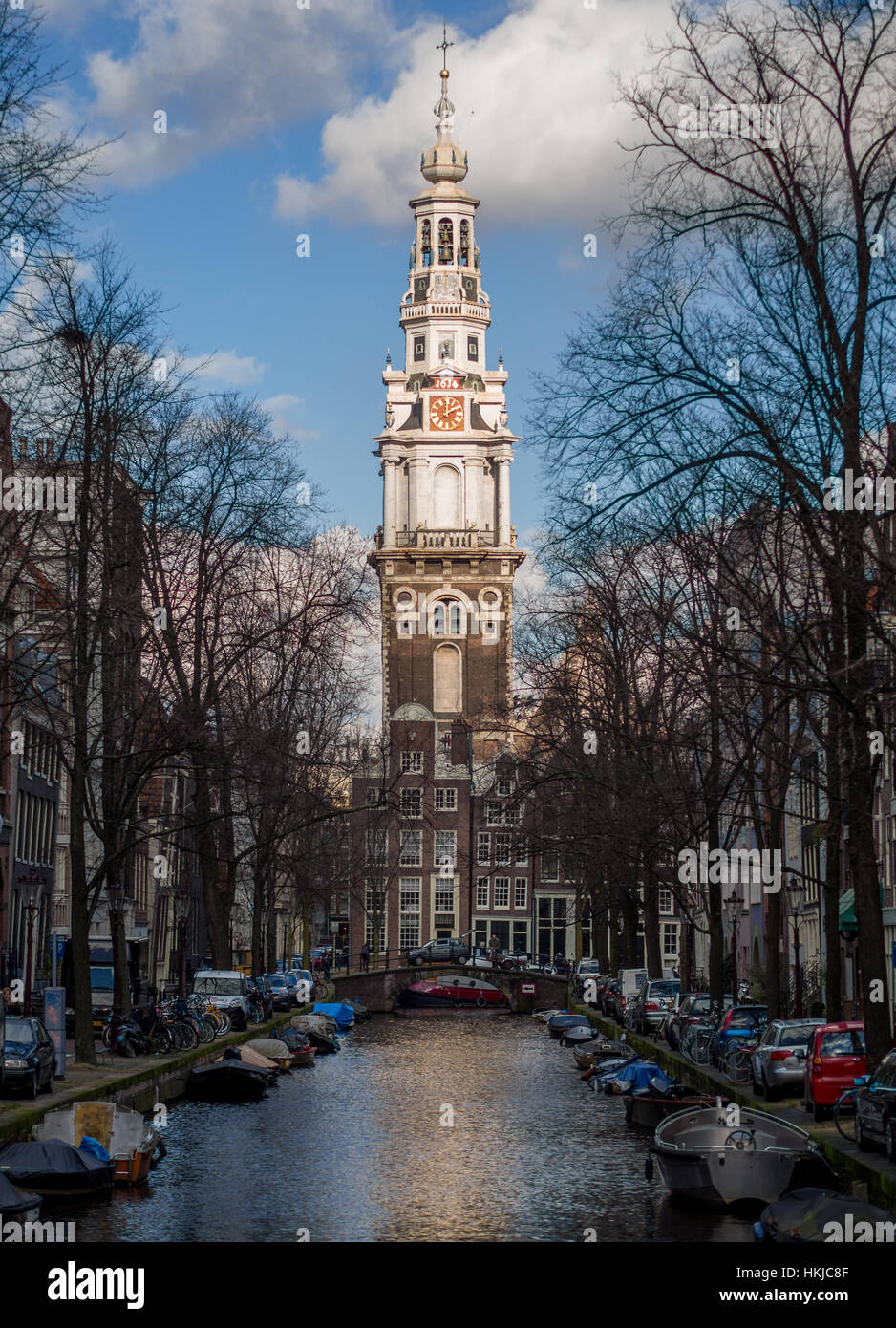 Gran Iglesia iluminada en Ámsterdam, Países Bajos Foto de stock