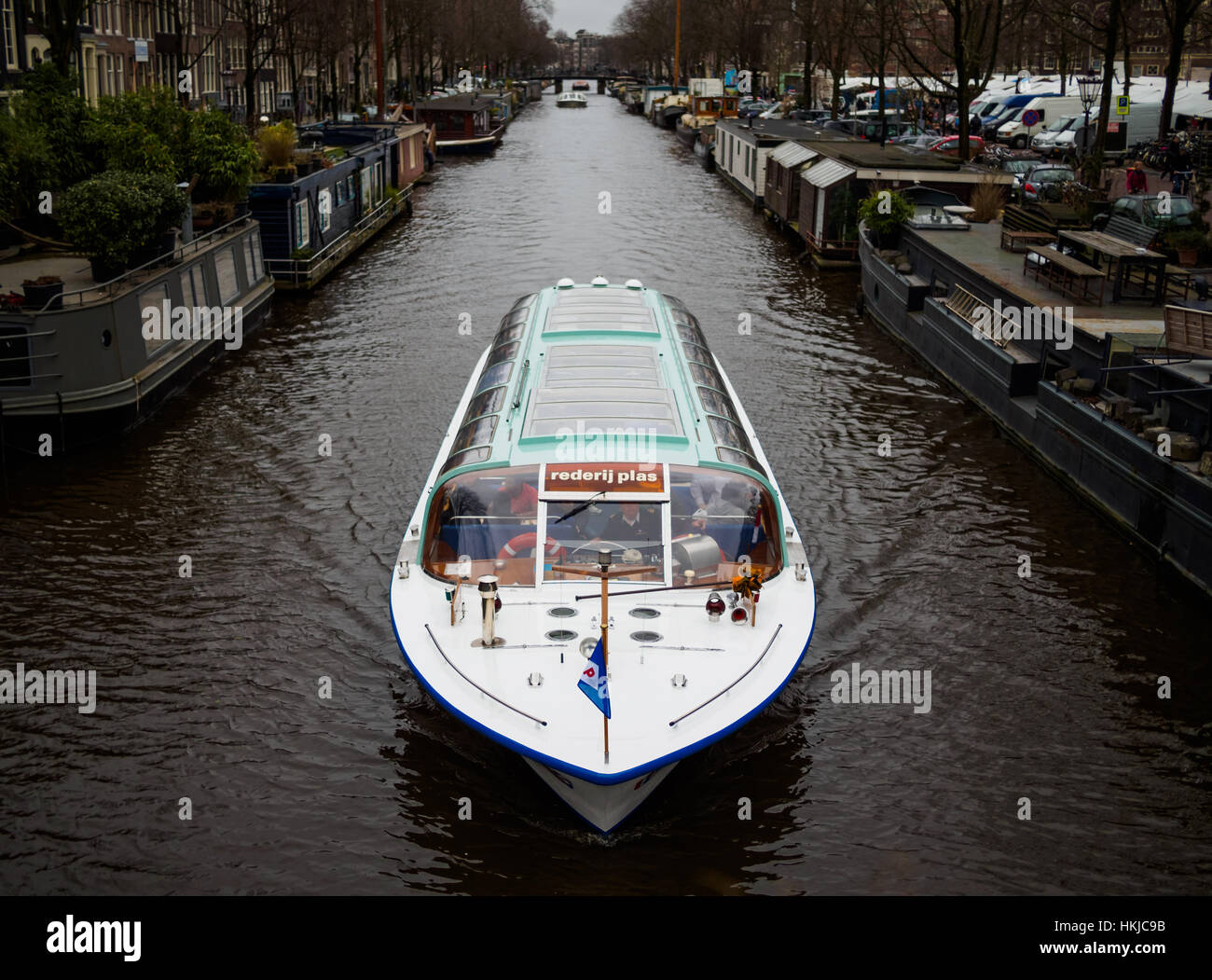 Barco turístico en el canal de Amsterdam, Países Bajos Foto de stock