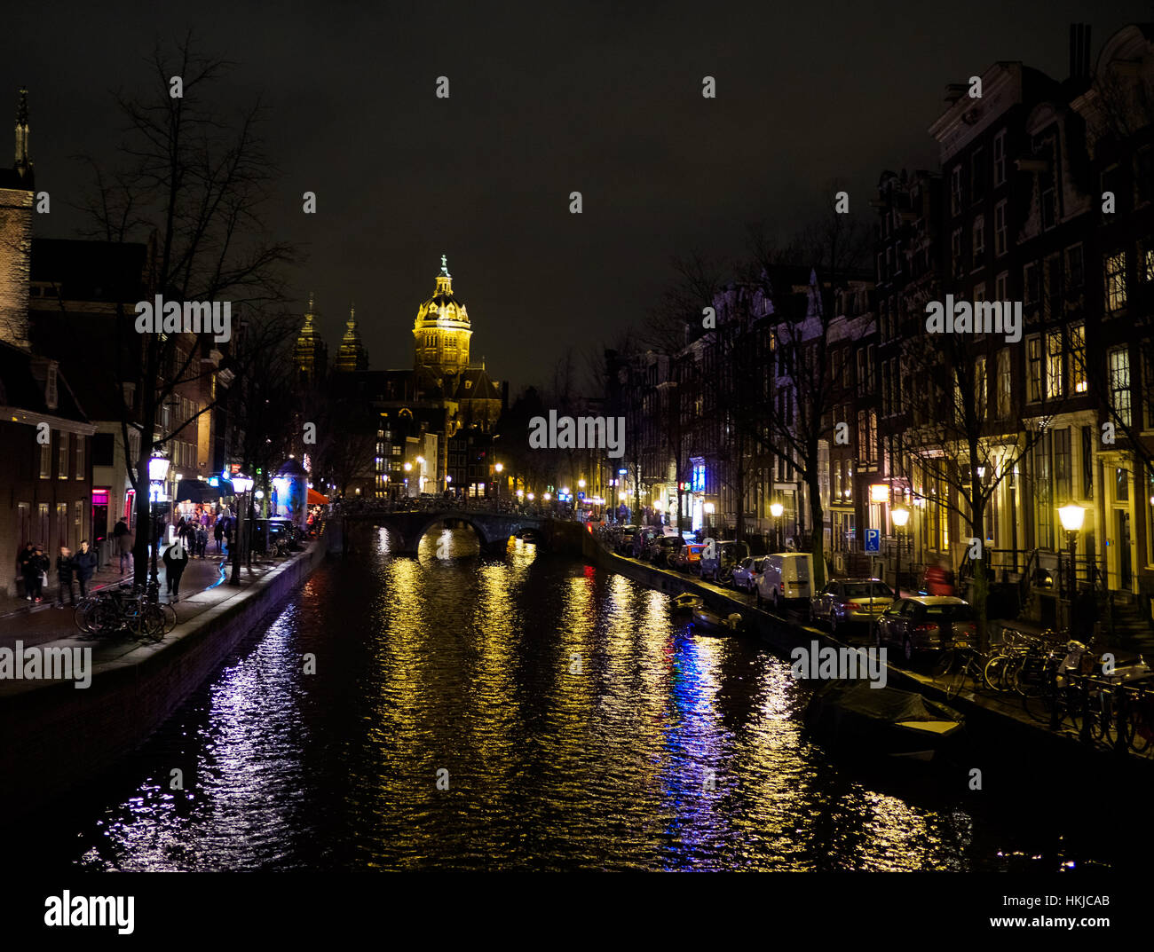 La iluminación nocturna de los edificios cerca del agua en el canal en Amsterdam Foto de stock
