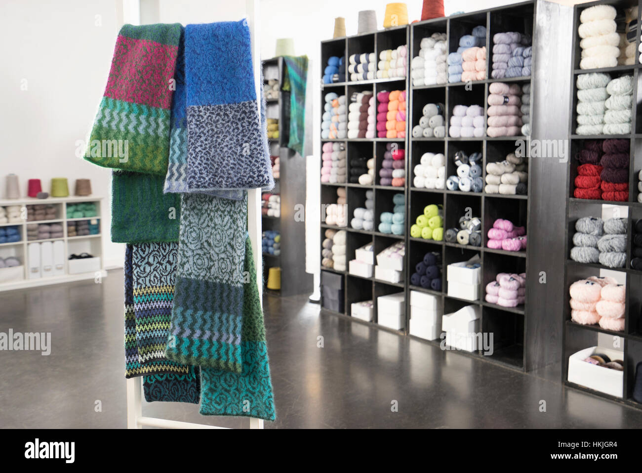 Bufandas de lana artesanal para la venta en la tienda de ropa, Baviera,  Alemania Fotografía de stock - Alamy