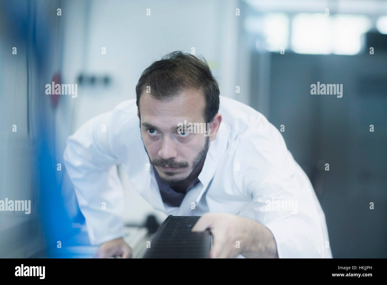 Macho joven científico que trabaja en la tecnología espacial, Friburgo de Brisgovia, Baden-Wurtemberg, Alemania Foto de stock