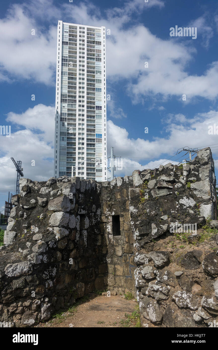 Panamá, Panamá Viejo, con una moderna ciudad detrás Foto de stock