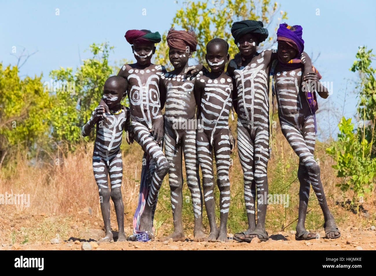 Los muchachos de la tribu Mursi con cuerpo pintado, Aldea Mursi, Sur de Omo, Etiopía Foto de stock
