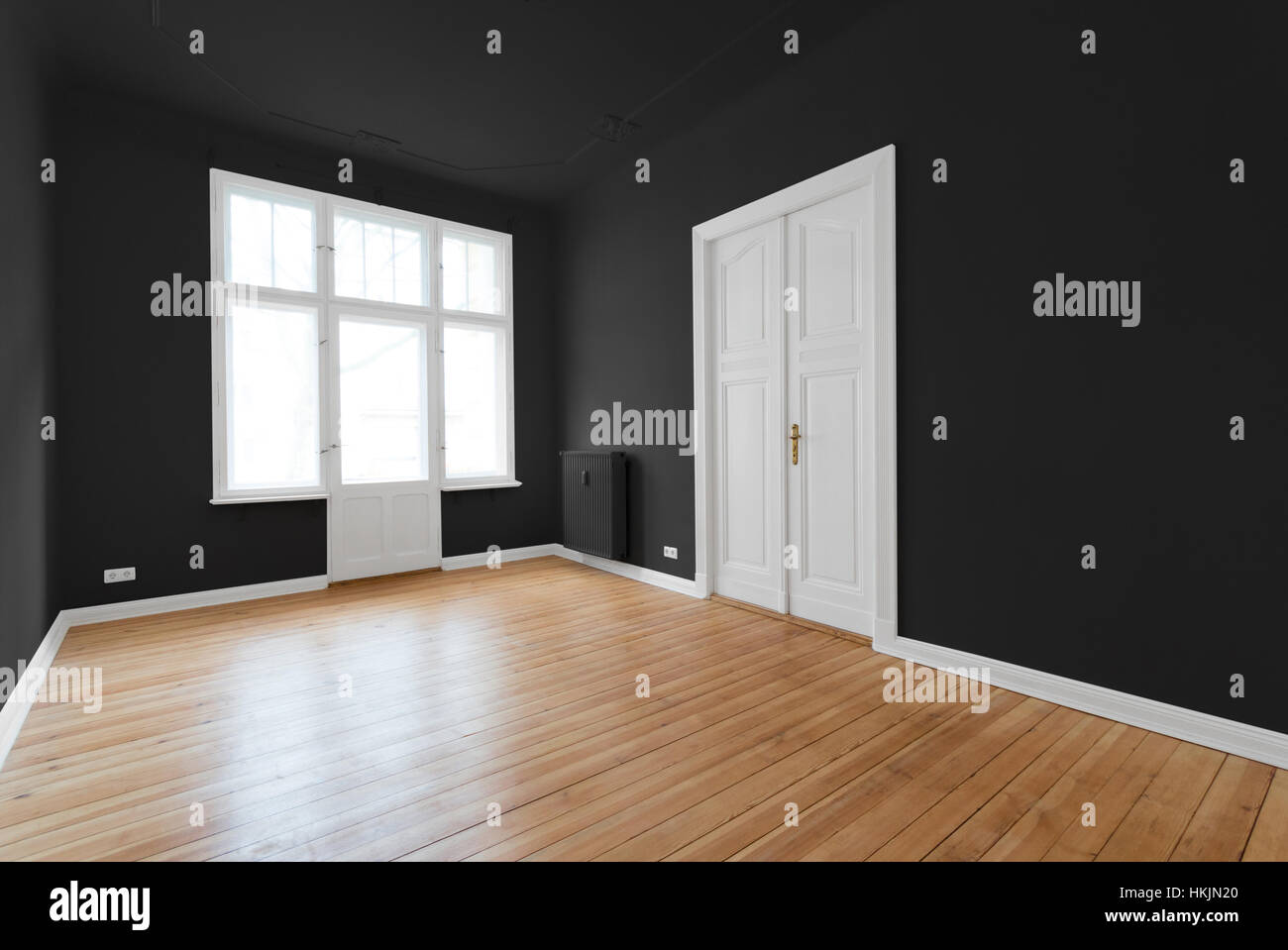 habitación vacía con un armario desvencijado, radiador eléctrico y paredes  blancas planas Fotografía de stock - Alamy