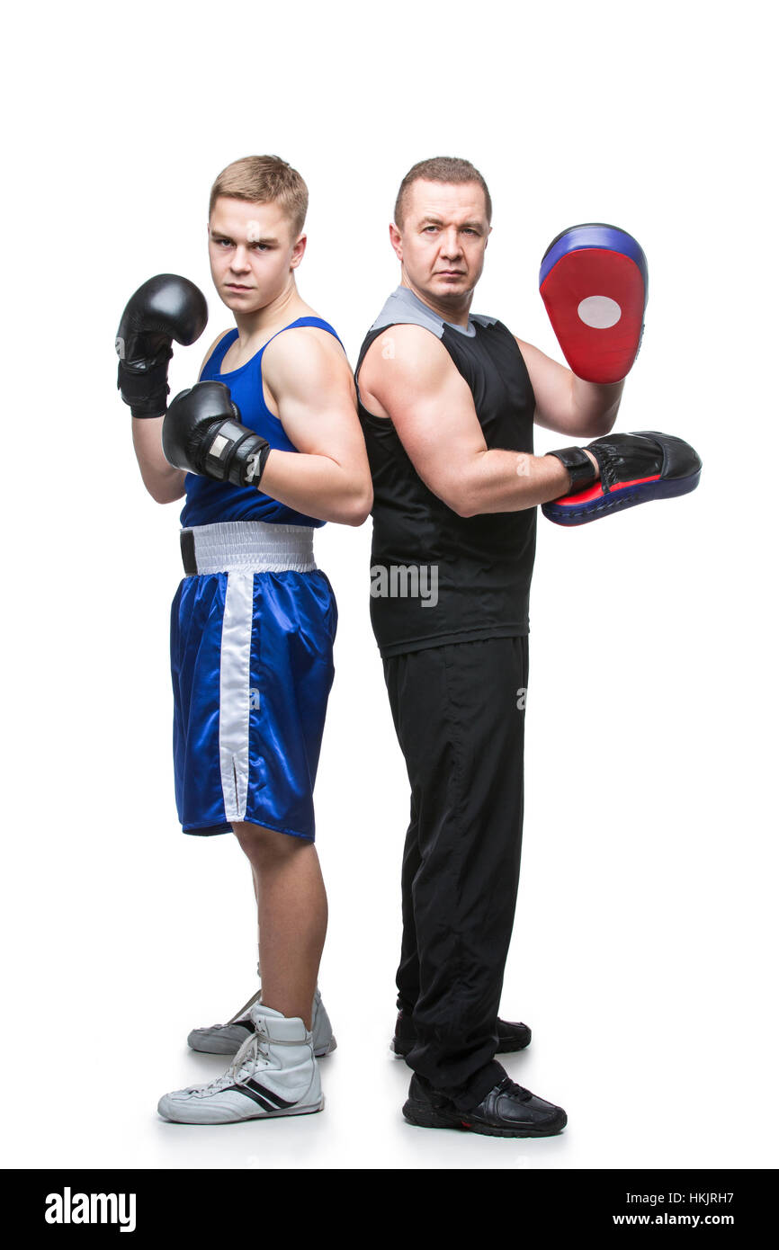 Deportivo Hombre Envolviendo Sus Manos Con Vendaje De Cinta Y Guantes De  Boxeo En Tablón De Madera. Foto Horizontal Colorido Equipo De Boxeo.  Entrenamiento Y Ejercicio De Boxeo. Concepto Del Estilo De