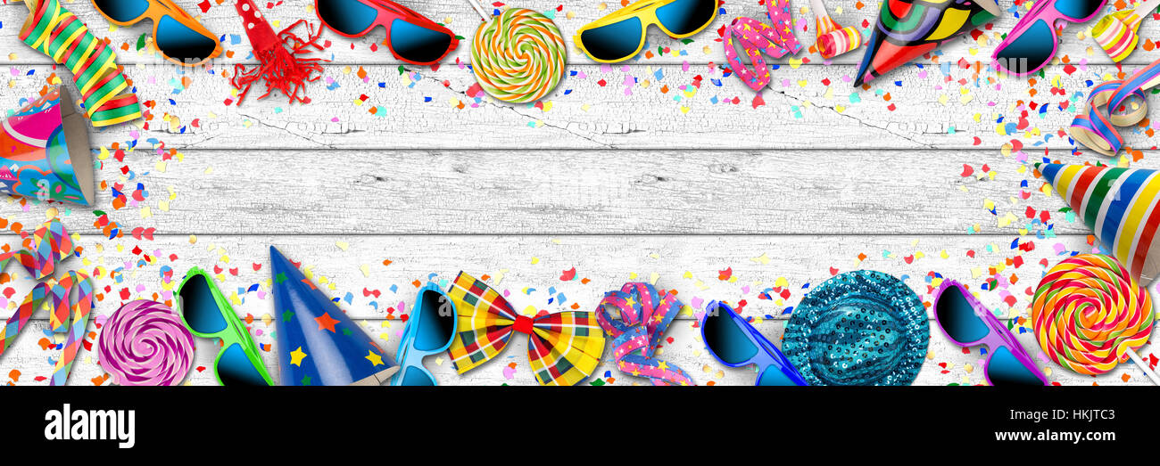 Amplio panorama colorido carnaval fiesta fiesta de cumpleaños fondo con coloridos caramelos espantapájaros piruleta gafas de sol Sombrero confeti piruleta de Pentecostés Foto de stock