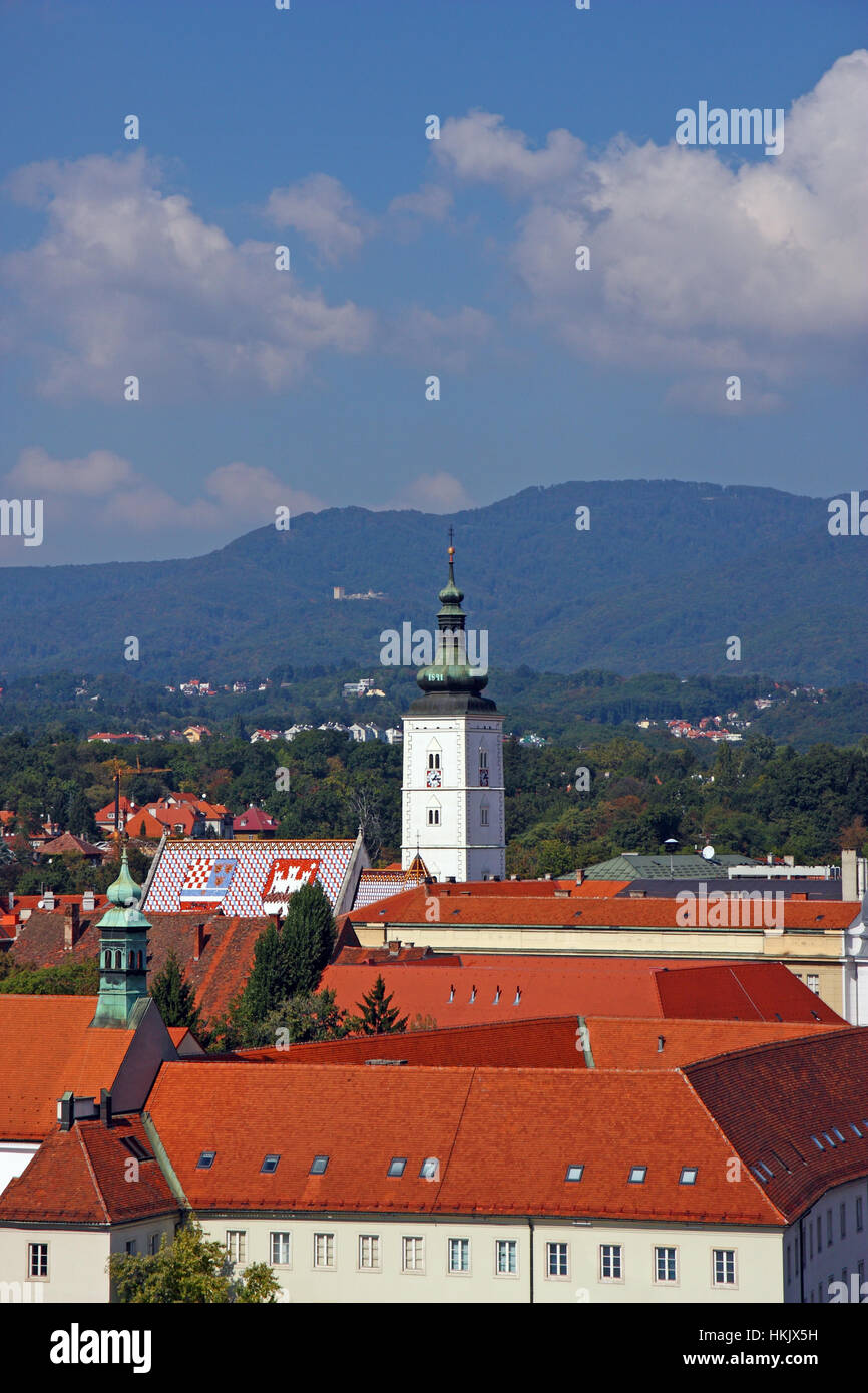 Vista sobre el tejado a la St. Iglesia de Marcos, Zagreb, Croacia Foto de stock