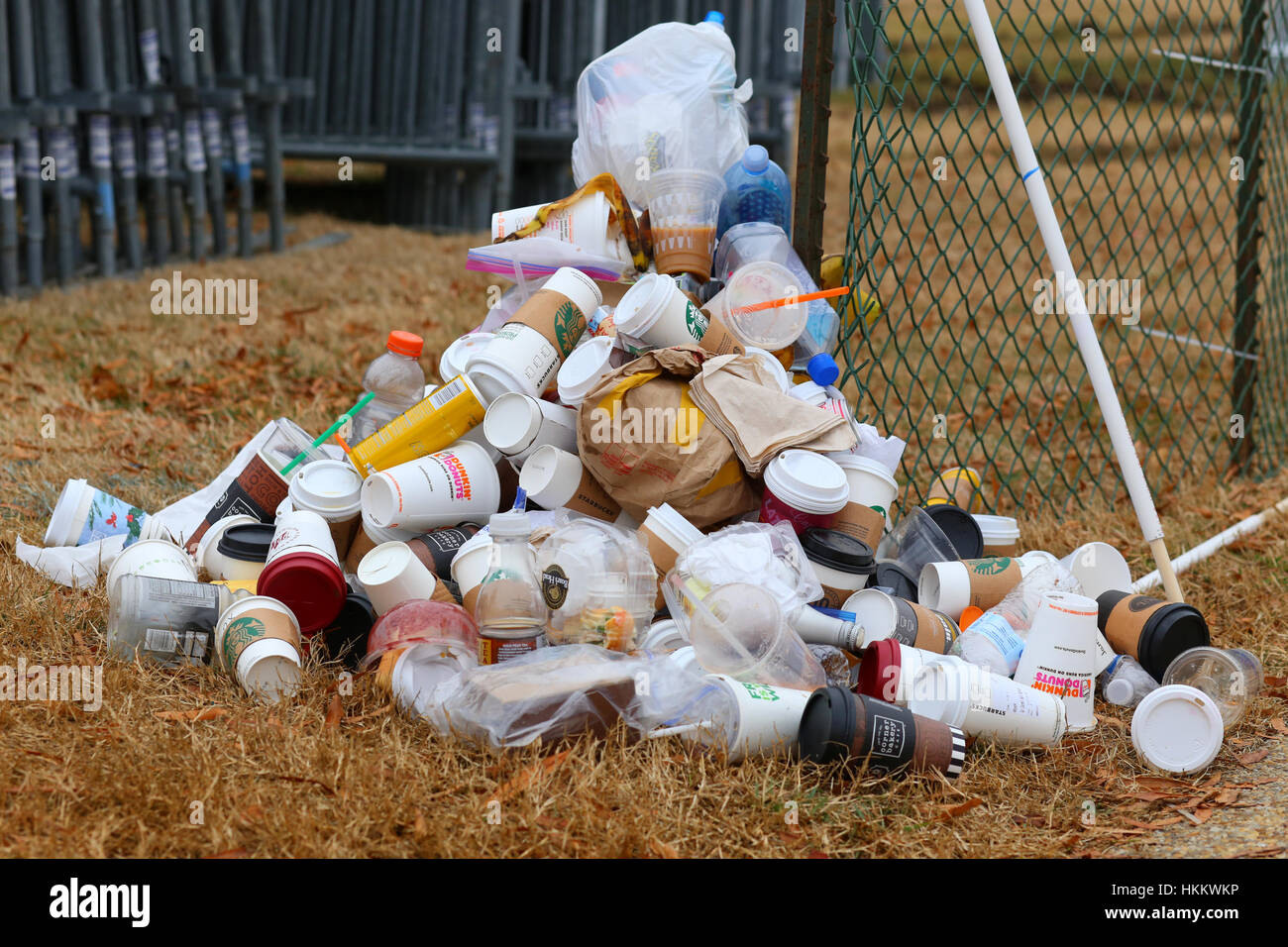 Montón de basura, las tazas de café, la basura, la basura Foto de stock