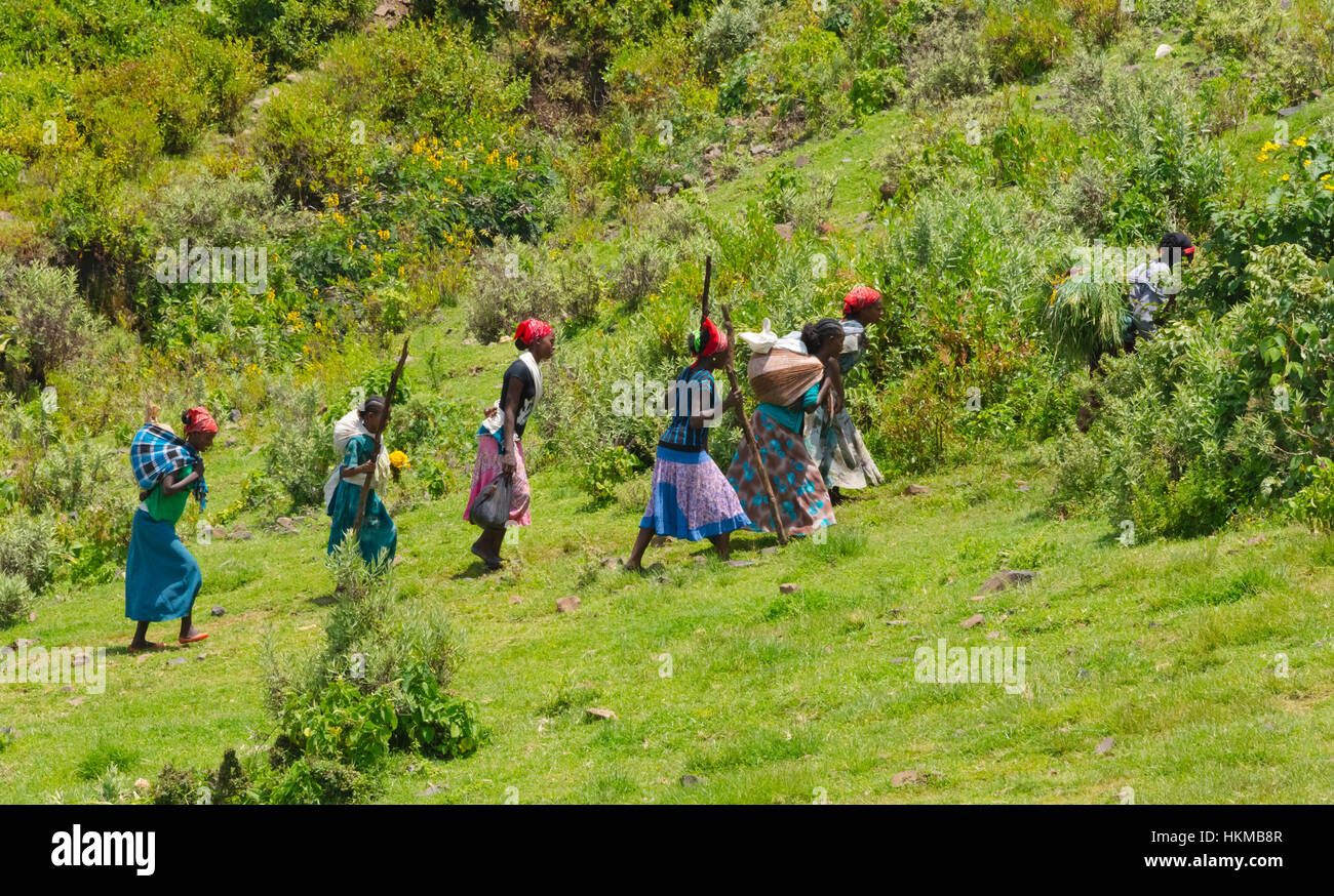 Las personas que viajan en la montaña, la Gran Garganta del Nilo Azul, Bahir Dar, Etiopía Foto de stock