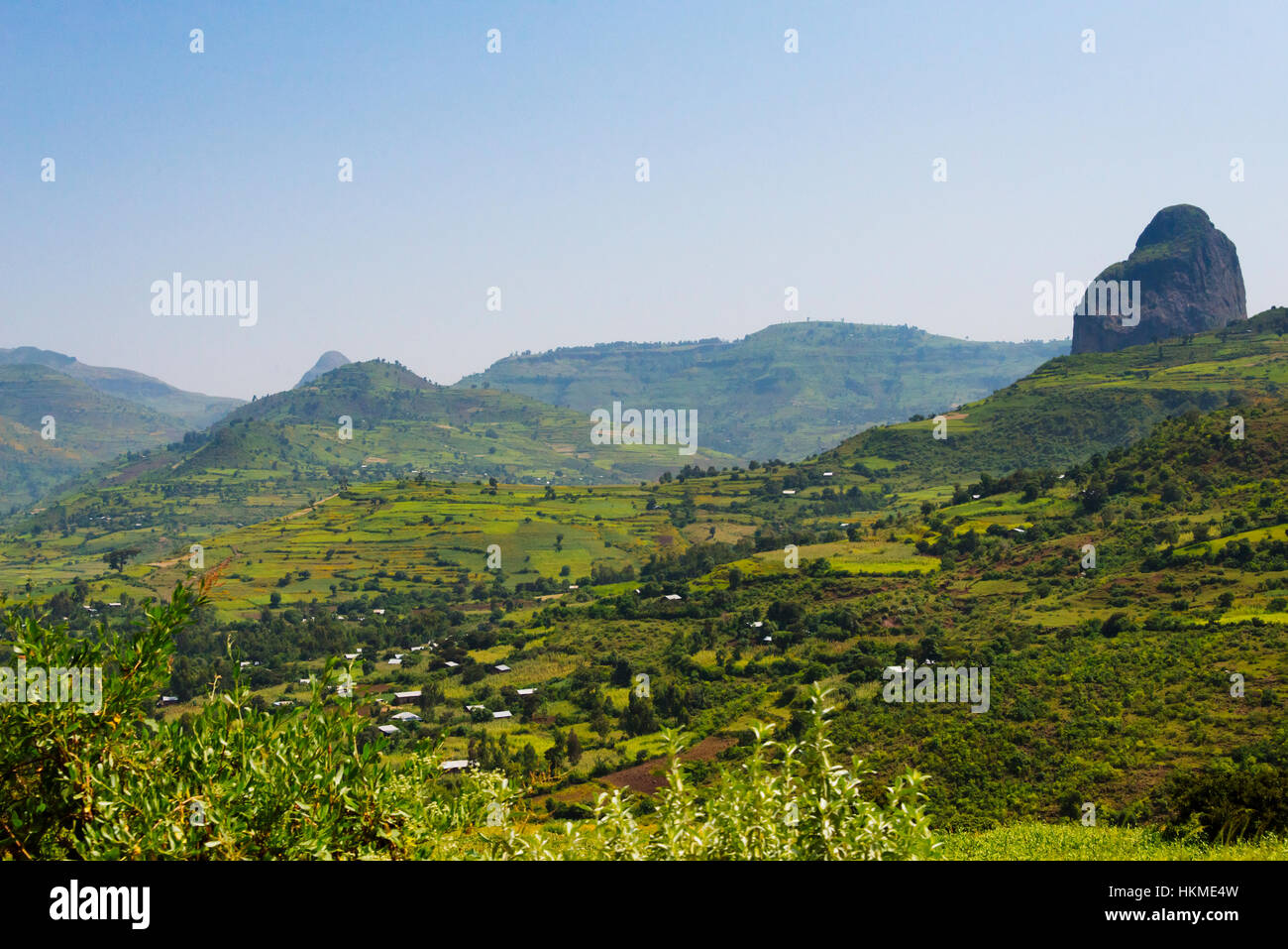 Pilar de piedra en la montaña y las tierras de cultivo, Bahir Dar, Etiopía Foto de stock
