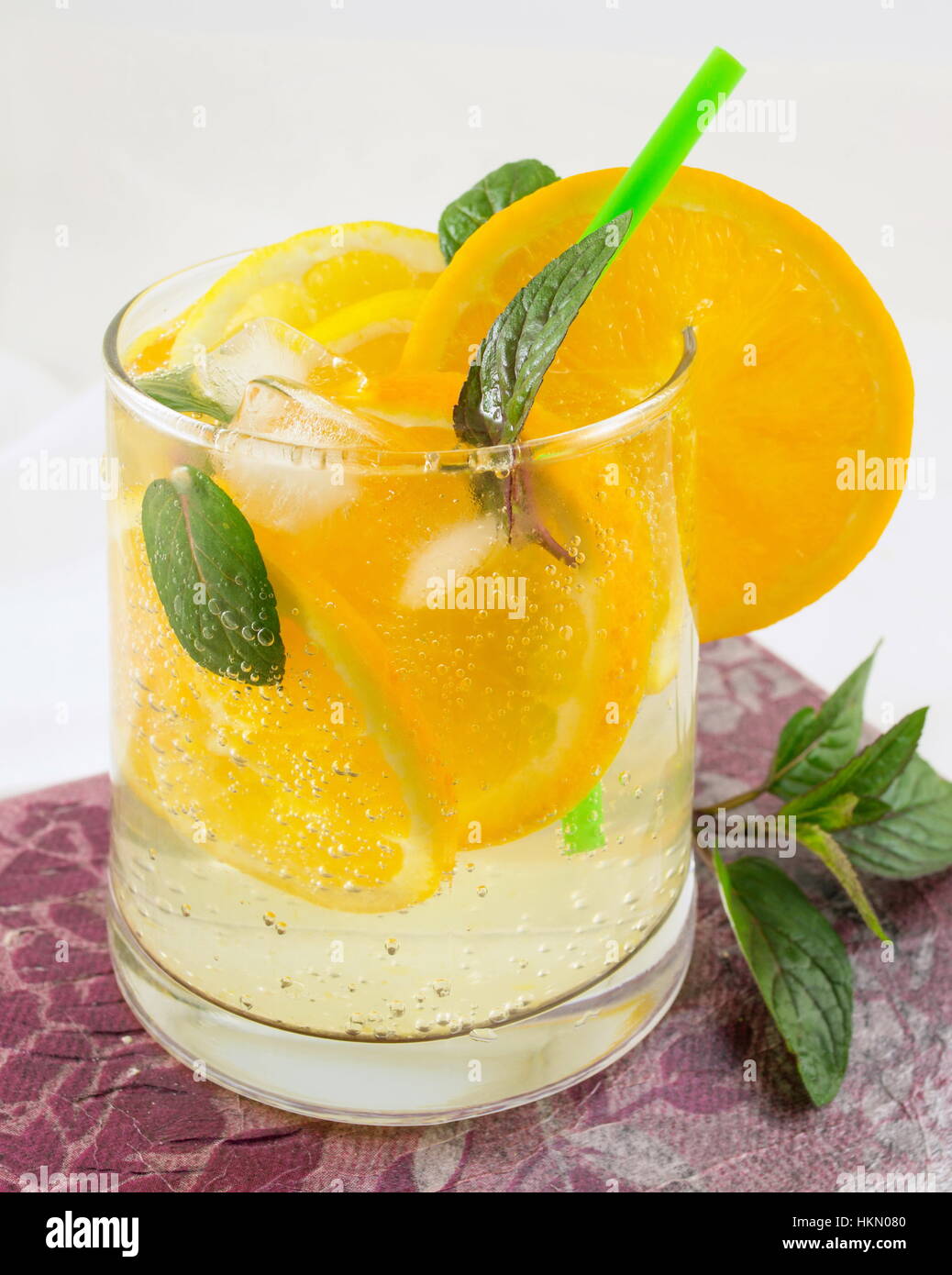 Naranja y espumoso bebida en un vaso de agua Foto de stock