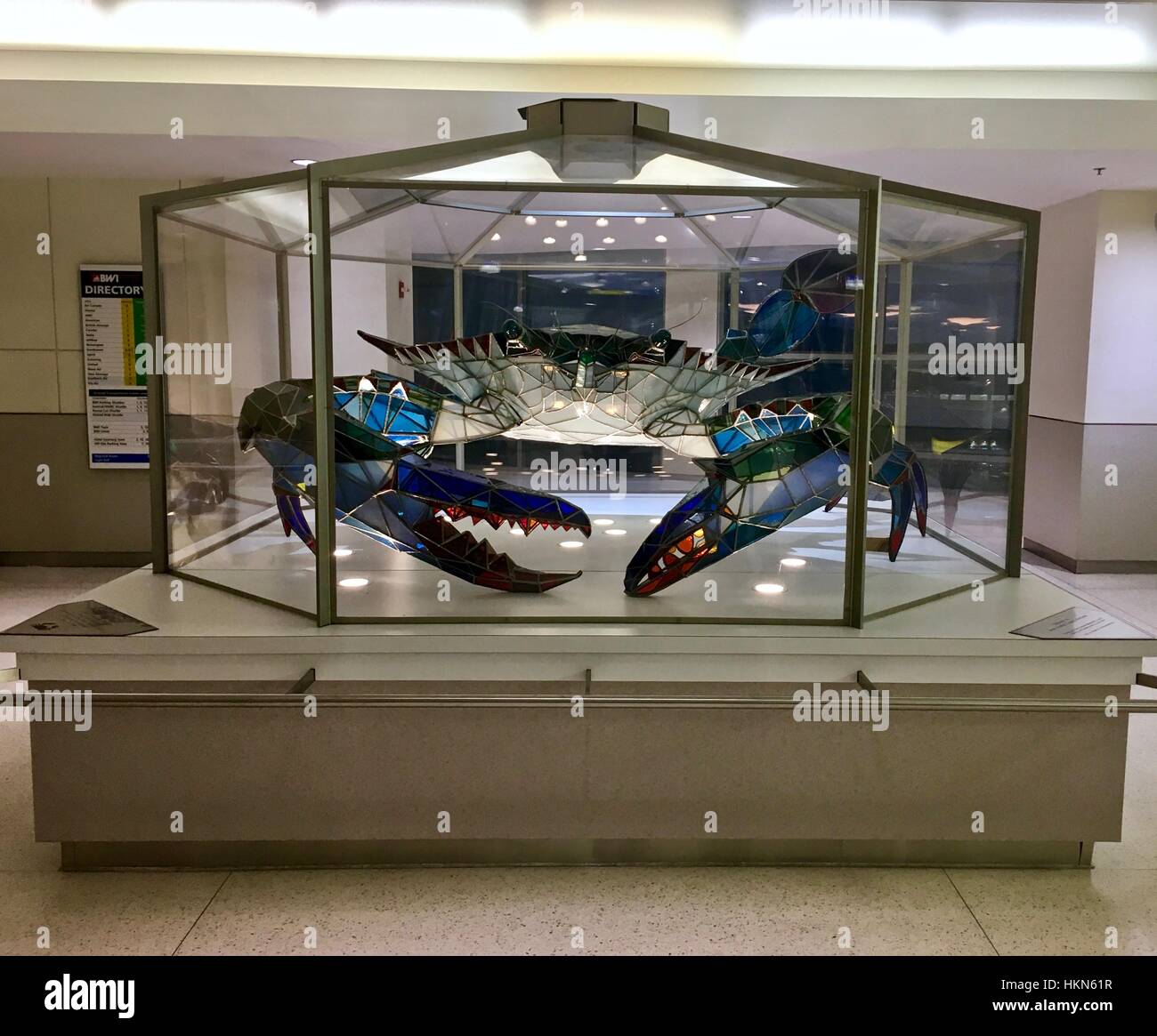 Un enorme cangrejo azul de exhibición en el aeropuerto BWI Foto de stock