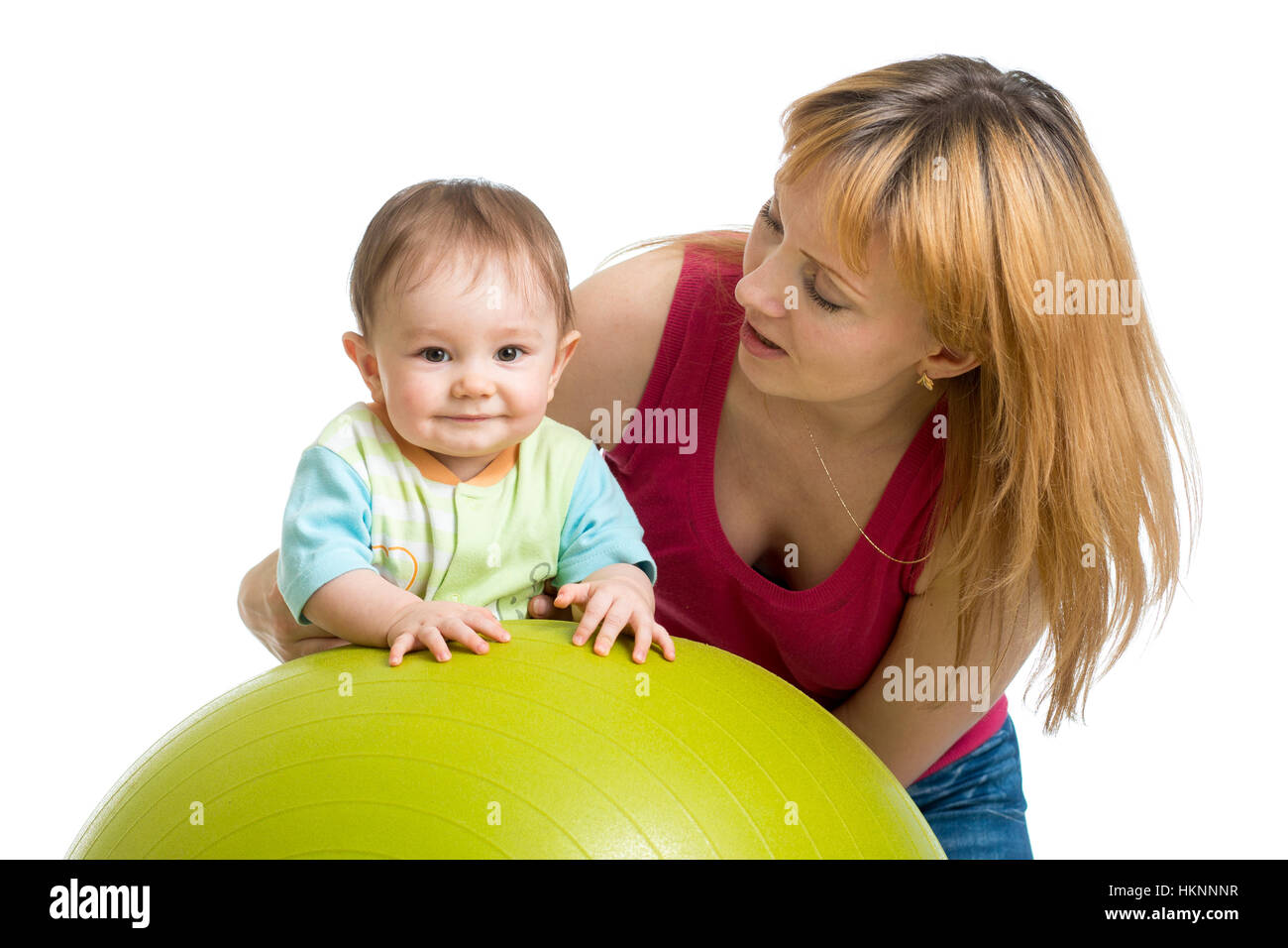 Hermoso bebé sonriendo sobre fitball, ejercicio, masajes, cuidado de la salud Foto de stock