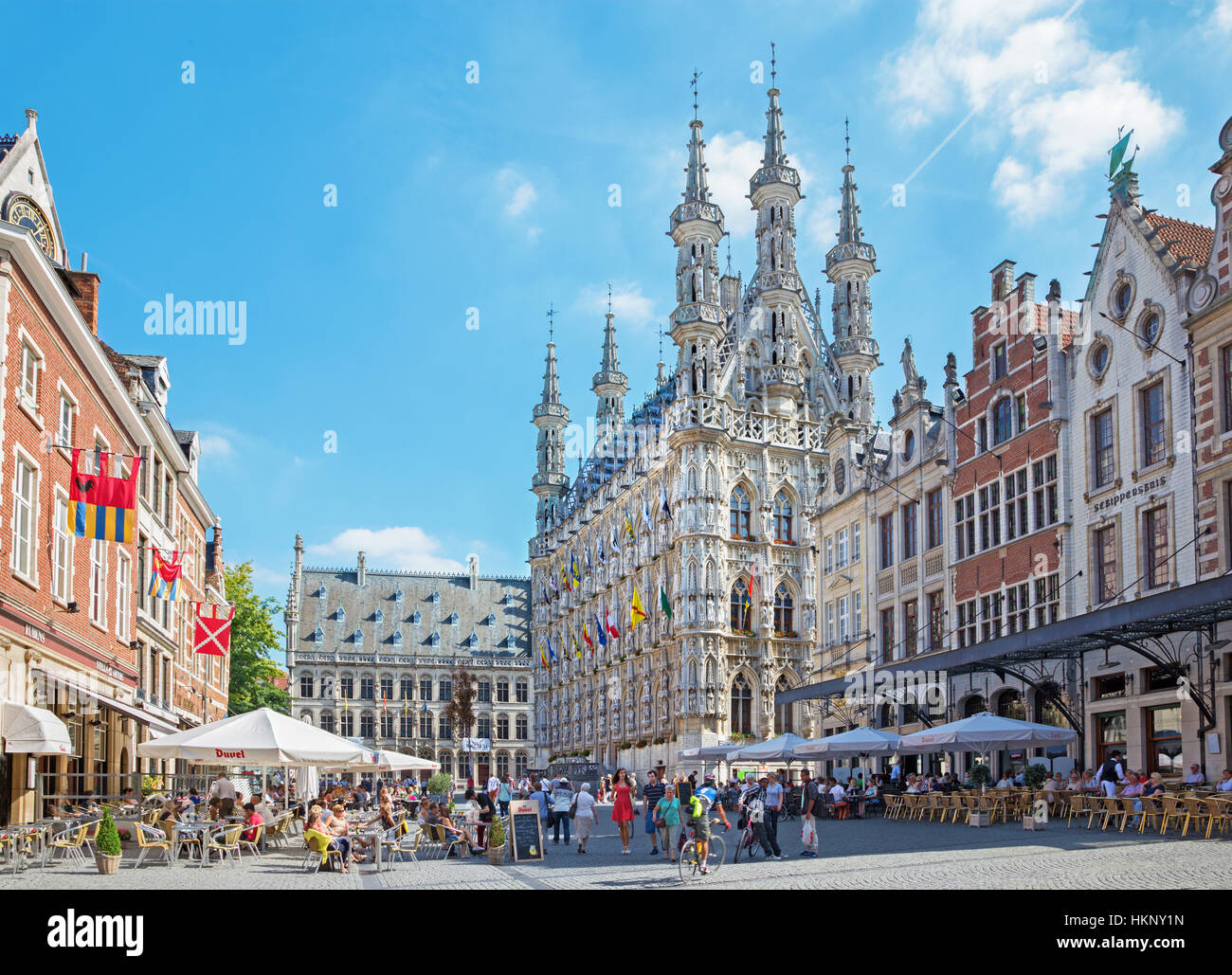 En Leuven, Bélgica - 3 de septiembre de 2013: el ayuntamiento de estilo gótico y la plaza desde el norte-oeste. Foto de stock