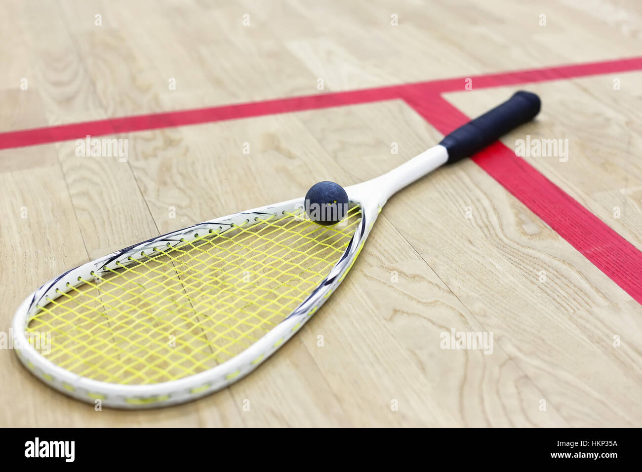Raquetas de squash y la bola en la cancha Foto de stock